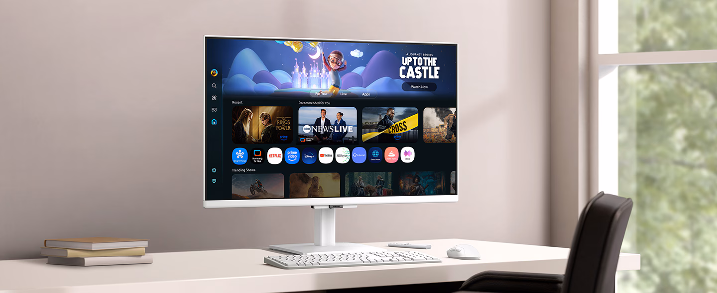 桌上的顯示器螢幕顯示排列各種內容和應用程式的 Smart TV 智慧電視功能畫面。